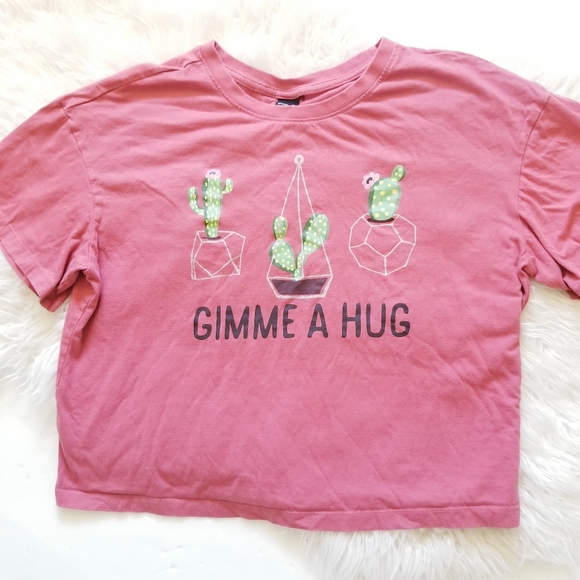 Vibe N' gimme a hug cactus cotton crop tshirt - Picture 2 of 6